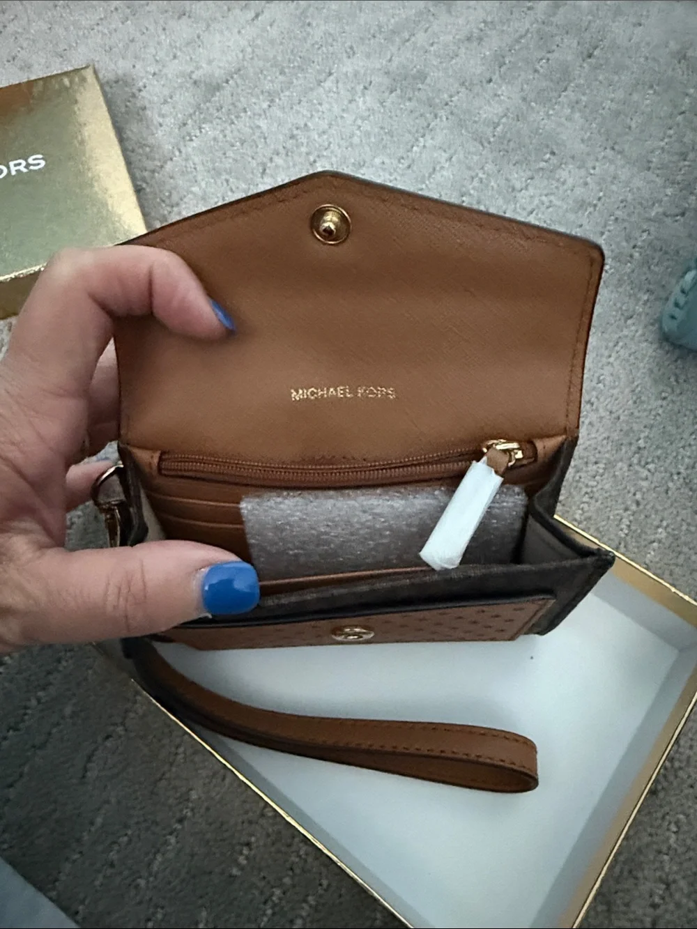 Michael Kors Acorn/Brown Leather MD Card Holder with Gold Accent - Picture 5 of 7